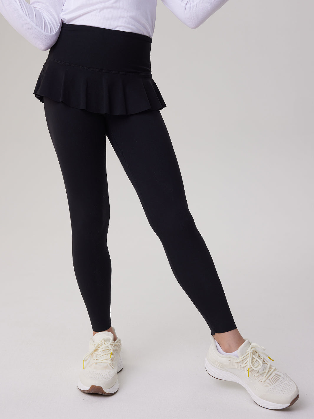 Leggings con cintura alta y falda con volantes